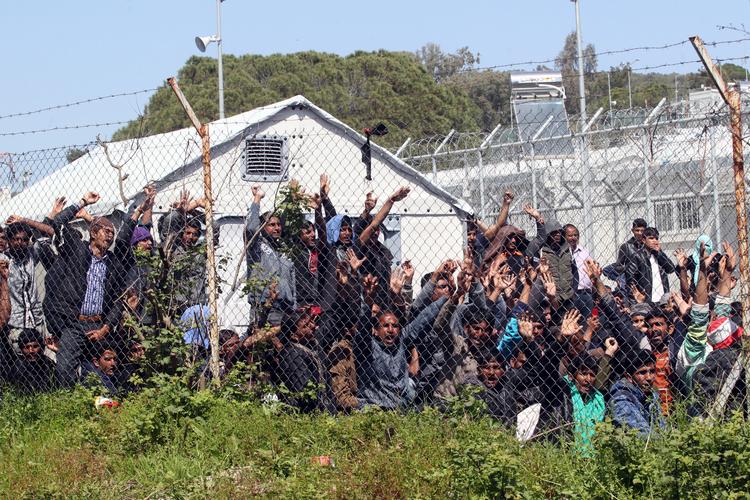 Беженцы забросали министра Греции бутылками с водой и камнями