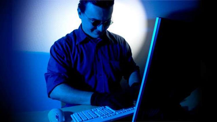 Хакер создал онлайн-шоу взломанных веб-камер случайных людей