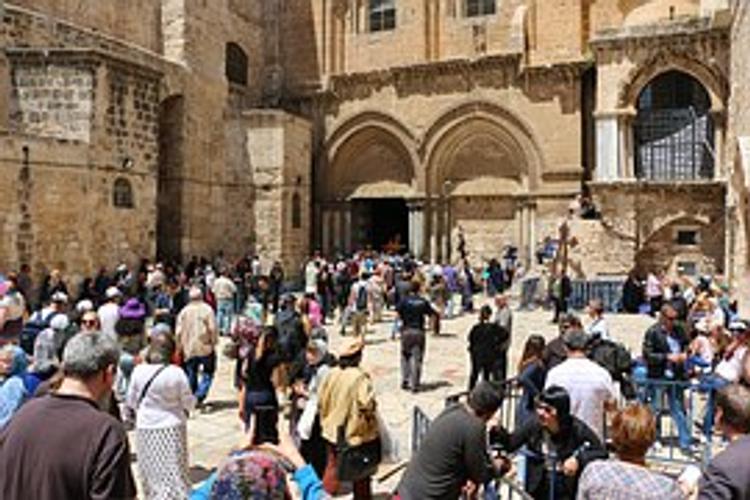 Тысячи христиан ожидают в Иерусалиме схождение Благодатного огня