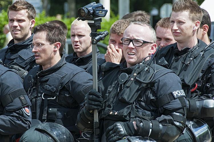Полицейские задержали 400 человек во время беспорядков в Штутгарте