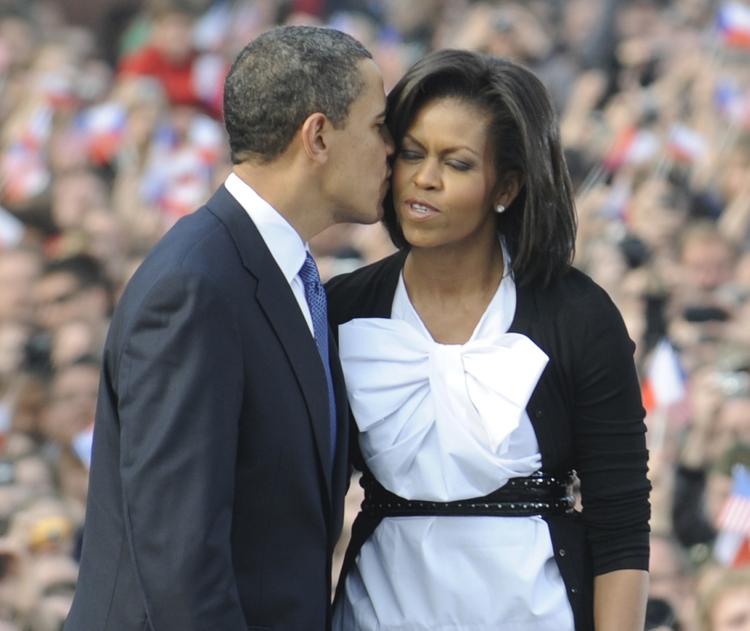 Сеть взорвало видео, на котором Барак и Мишель Обама танцуют со штурмовиками