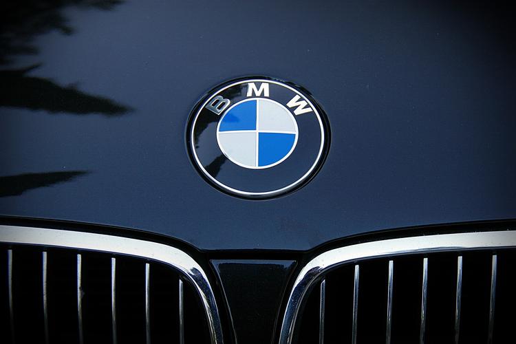 В Москве BMW X6 сбила на тротуаре семь пешеходов