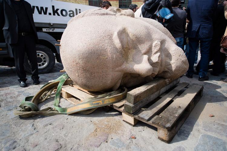Немецкий клей не позволил снести памятник Ленину в Одессе