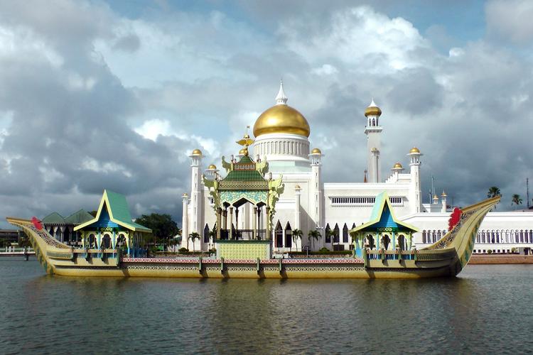 Путин может отправиться в Бруней по приглашению султана