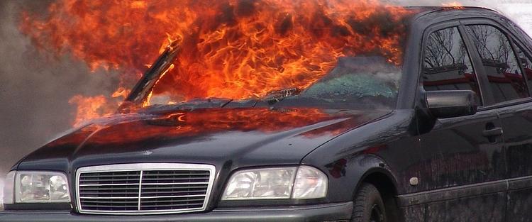 Минувшей ночью в московском Митино загорелись три автомобиля