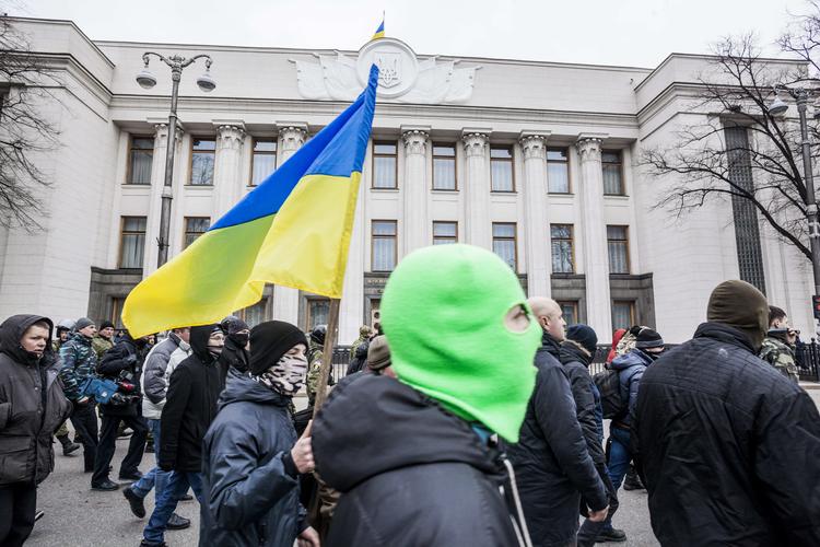 Тысячи украинских националистов митингуют у здания Рады