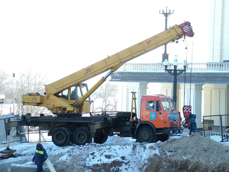 В Нижневартовске автокран раздавил внедорожник с водителем