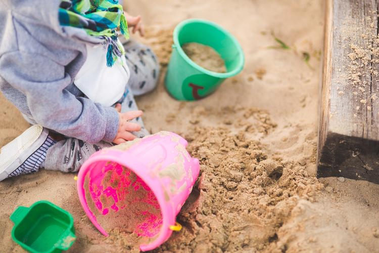 Двухлетний ребенок "нырнул" в песочницу с пятого этажа в Саратове