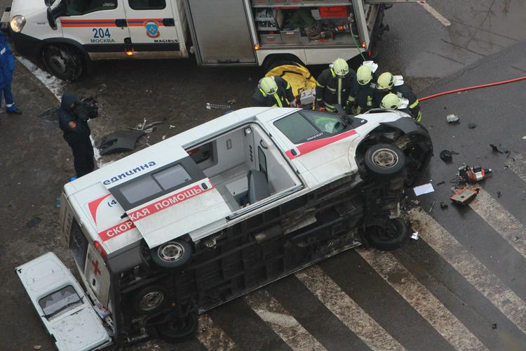 Легковой автомобиль врезался в "скорую" на Кутузовском проспекте в Москве