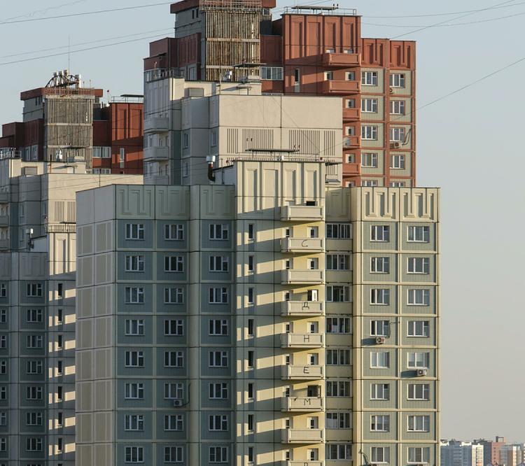 Житель Москвы выпал из окна высотного дома