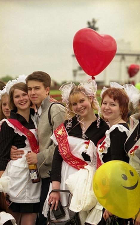 Школьники из Волжского выложили в сеть фото издевательств на последнем звонке