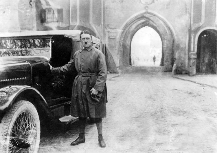 Историки: старший брат Гитлера оказался младшим