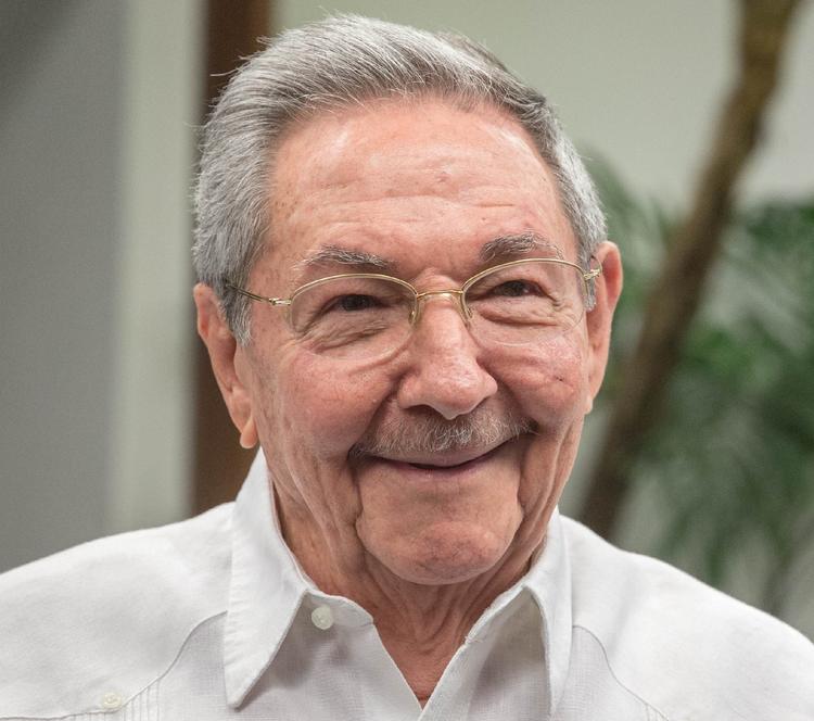 Рауль Кастро принимает поздравления с юбилеем