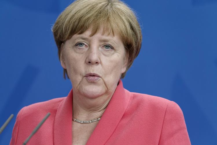 Меркель выступила за отмену санкций против России