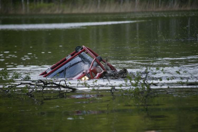 Утонувший внедорожник с телами пассажиров обнаружен в Якутии