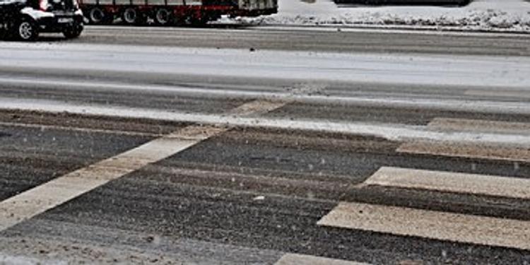 Дорожный конфликт произошел в Рязани:  женщина-водитель  избила девушку-пешехода