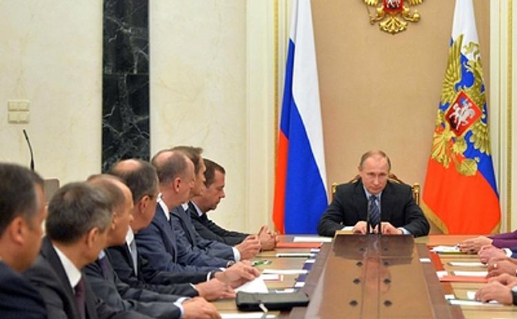 Путин обсудит с министрами повышение зарплат работников соцсферы