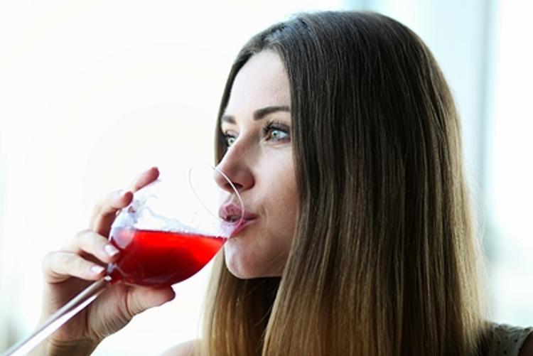 Учёные нашли причину алкоголизма в больших бокалах
