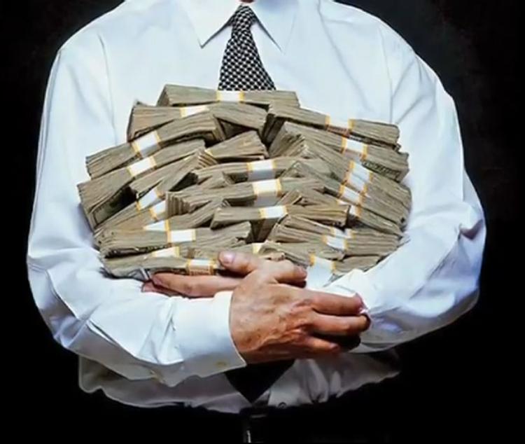 Чиновника комитета имущественных отношений задержали при получении взятки