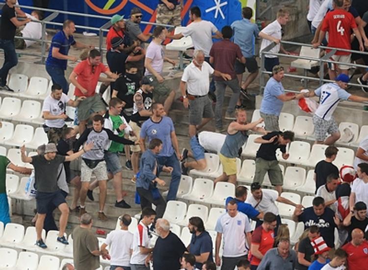 УЕФА грозит сборным России и Англии отстранением от Евро-2016