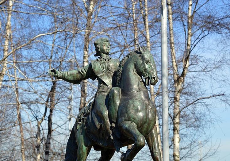 Десятиметровый памятник Екатерине II прибыл в Крым