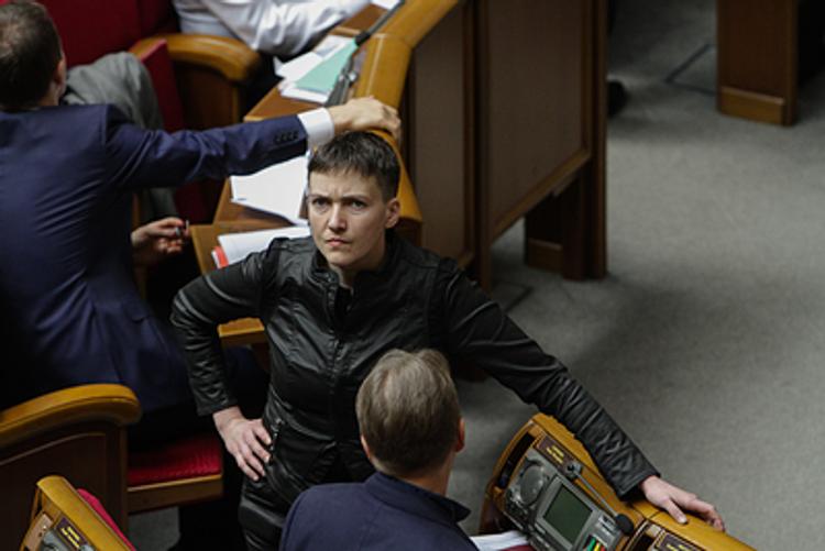 Надежда Савченко заснула во время обсуждения национальной безопасности (ВИДЕО)
