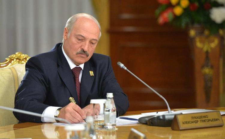 Белорусы последовали совету Лукашенко «раздеваться и работать» (ВИДЕО)