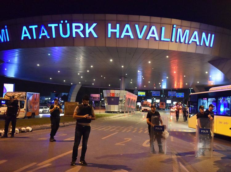 Стало известно имя россиянина, раненого в теракте в аэропорту Стамбула