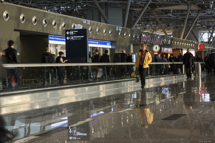 Нетрезвый мужчина напал на сотрудницу аэропорта Внуково