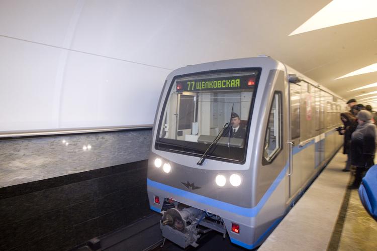 В московском метро мужчина упал на рельсы, поезда задерживаются