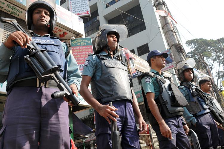 В Бангладеш боевики напали на ресторан в Дакке: в заложниках десятки человек