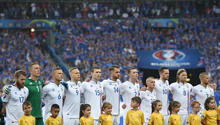 Проигравшую сборную Исландии встретили на родине как героев (ВИДЕО)