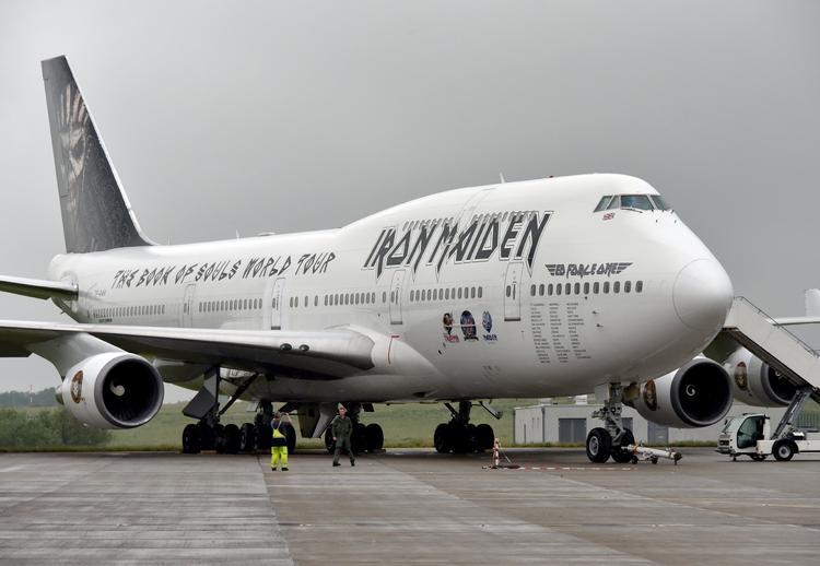 В самолете «Москва – Анапа» пассажир закрылся в туалете и угрожает взрывом