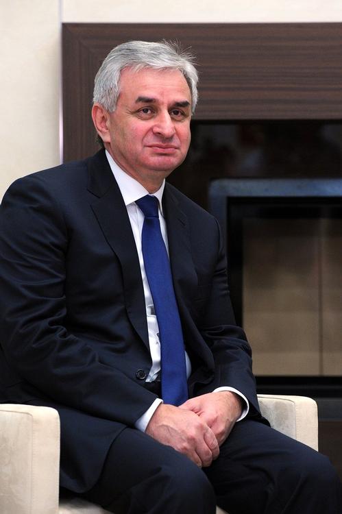 Президент Абхазии назвал протест у здания МВД попыткой дестабилизации ситуации