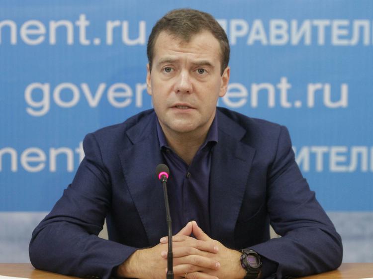 Медведев хочет, чтобы накручивающим цены поставщикам бензина "дали по рукам"