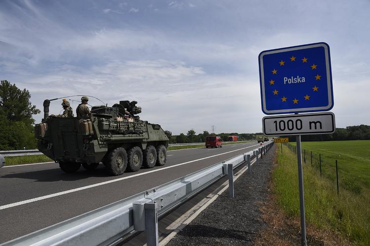 Министр обороны Польши: НАТО разместит войска в ста километрах от Калининграда