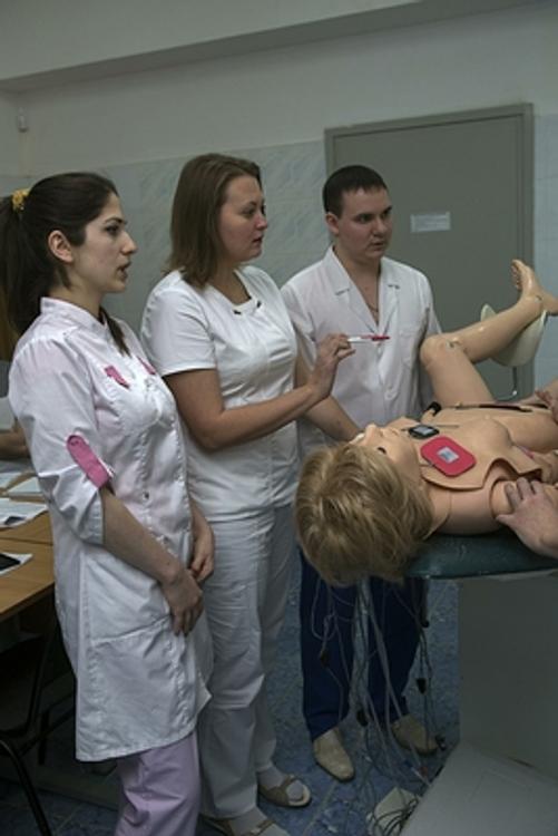 Студент-медик сделал селфи с голой пациенткой во время операции