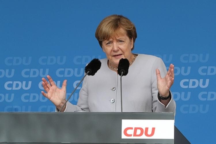 Меркель заявила, что хочет снять с России санкции