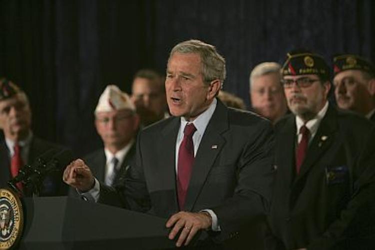 Джордж Буш потанцевал на панихиде по погибшим полицейским (ВИДЕО)