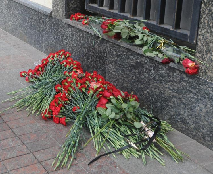 К посольству Франции в Москве несут цветы в память о жертвах теракта в Ницце