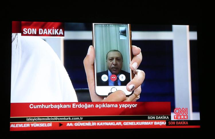 Жители Турции вышли на улицы после смс-сообщений от Эрдогана