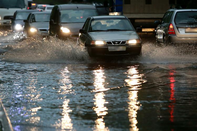 Сильнейший ливень обрушился на Москву и область