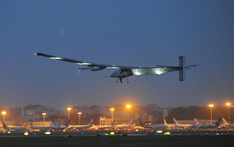 Самолет Solar Impulse 2 на солнечных батареях завершил кругосветное путешествие