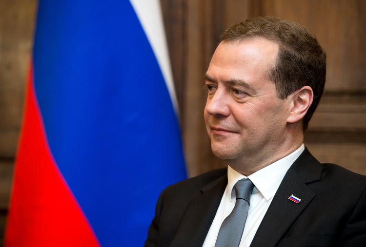 Медведев требует, чтобы "Единая Россия" говорила народу правду