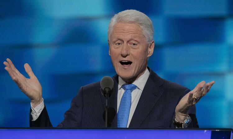 Билл Клинтон уснул во время предвыборной речи своей жены (ВИДЕО)