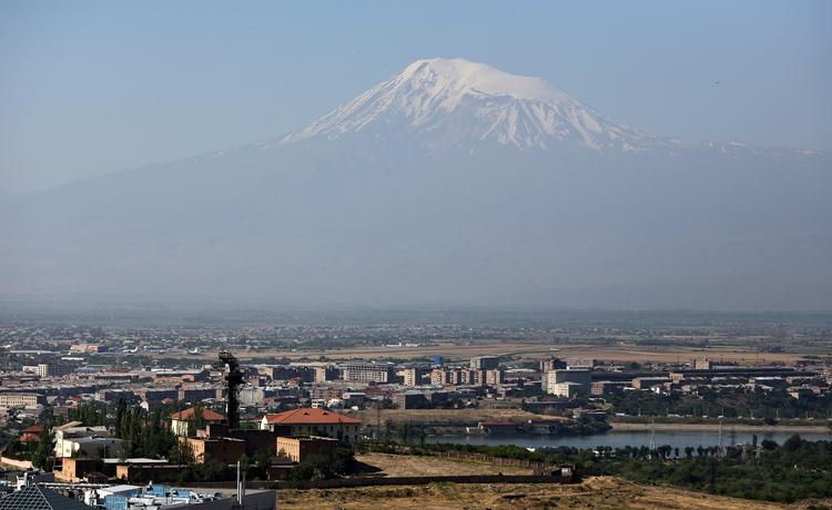 В Ереване захватчикам здания полиции предложили сдаться до 16.00