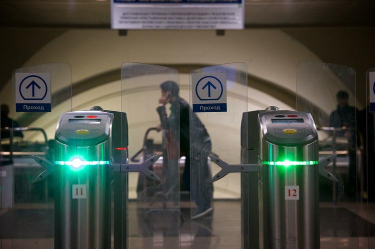 Пассажирам московского метро сегодня раздают воду