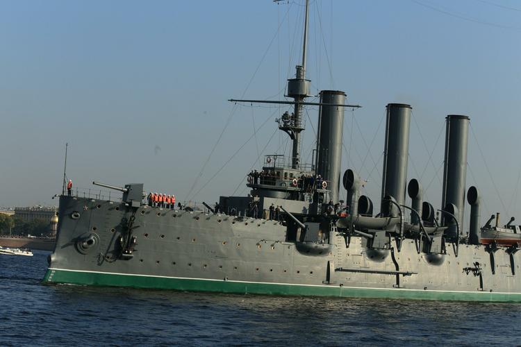 Владимир Путин посетил крейсер "Аврора"