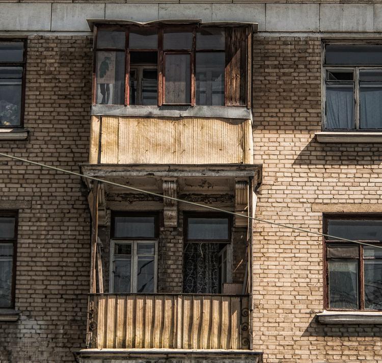 В Петрозаводске молодая пара едва не упала на улицу вместе с балконом