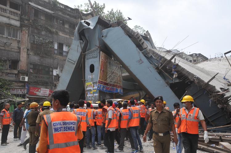 В Индии обрушился мост, два десятка людей пропали без вести